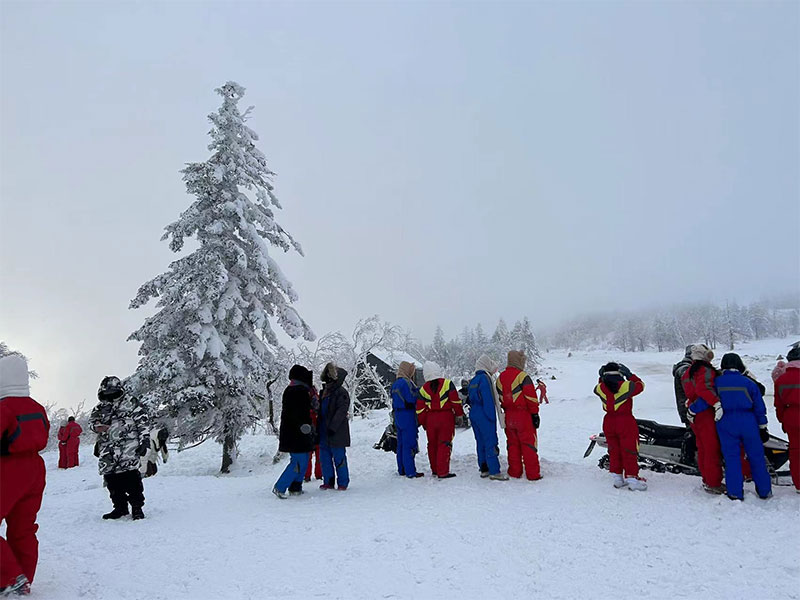 排队坐雪地摩托